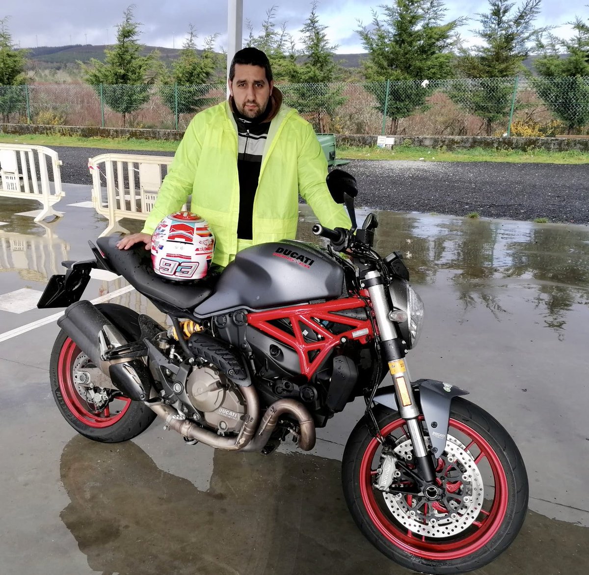 AECOVIAL's tweet photo. Nuestro Javichu ha tenido un curso para obtener el permiso A, pasado por agua 💦🥺! Aún así creemos que es súper importante conocer el comportamiento de la moto en superficies deslizantes.
Javi, muchas gracias 😊 por volver a confiar en nosotrxs! https://t.co/JzQ3obLAs8