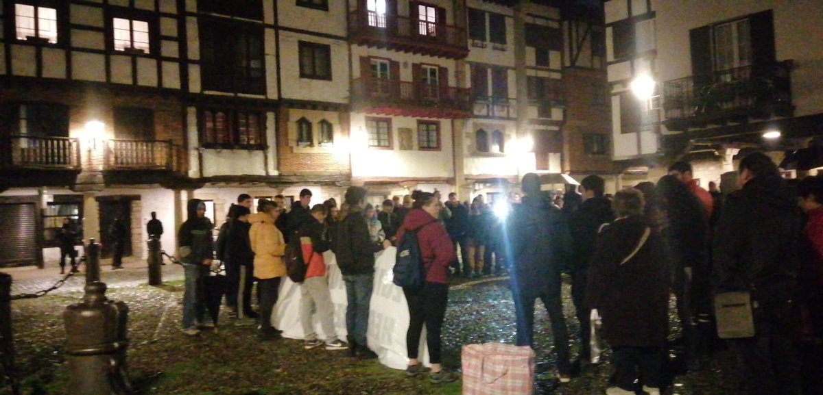 argia's tweet photo. Hondarribian kontzentrazioa egin dute gaztetxearen alde. Goizean hustu du Ertzaintzak. Hemen informazioa: https://t.co/zVJh2CW33C

Argazkiak ateratzen eta bideoak grabatzen ari ziren hiru pertsona identifikatu ditu Ertzaintzak arratsaldean ere. https://t.co/nTB8kEoTjX