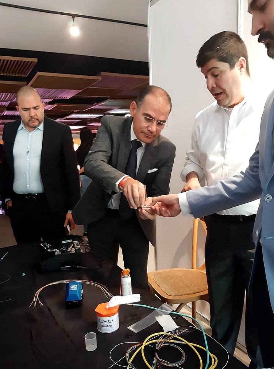 EraTelecom's tweet photo. #ERATelecom realizando una demostración de un conector fusionable o conectores por fusión durante #CommScopeKO2020 México. #ERA_TI #BetterTogether https://t.co/jyNFP3rlP3