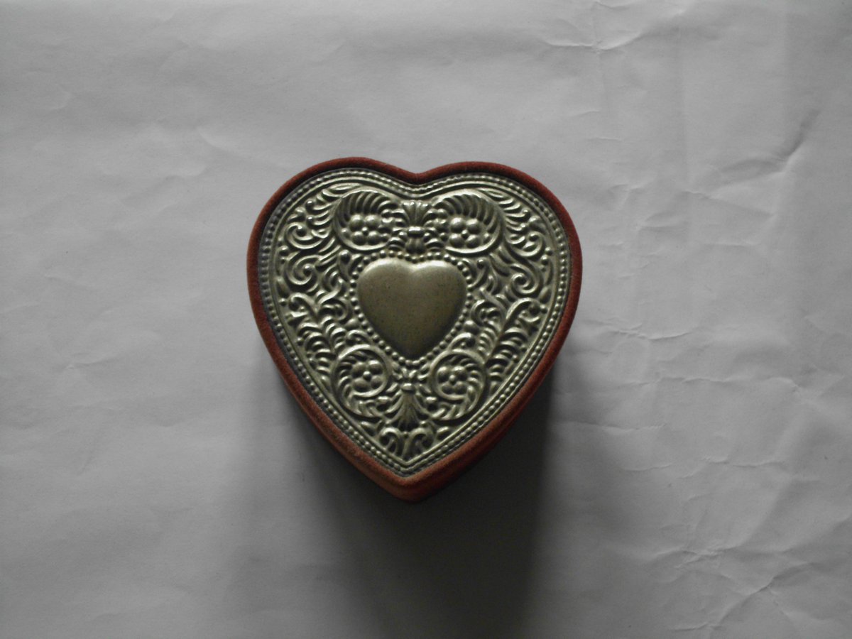 terryinfonews's tweet photo. Vintage Luxury H. Samuels Ring Box https://t.co/4MQ5qH8JqN
https://t.co/jfzNUrCUD9
#rare #hsamuels #loveheart #ringbox #luxurybox #giftbox #trinketbox #jewellerybox #jewelrybox #silverlid #velvetbox #1990s #artdecobox #vintagebox #dressingtable #birthdaygift #mothersdaygift https://t.co/U7s66zB6Tb