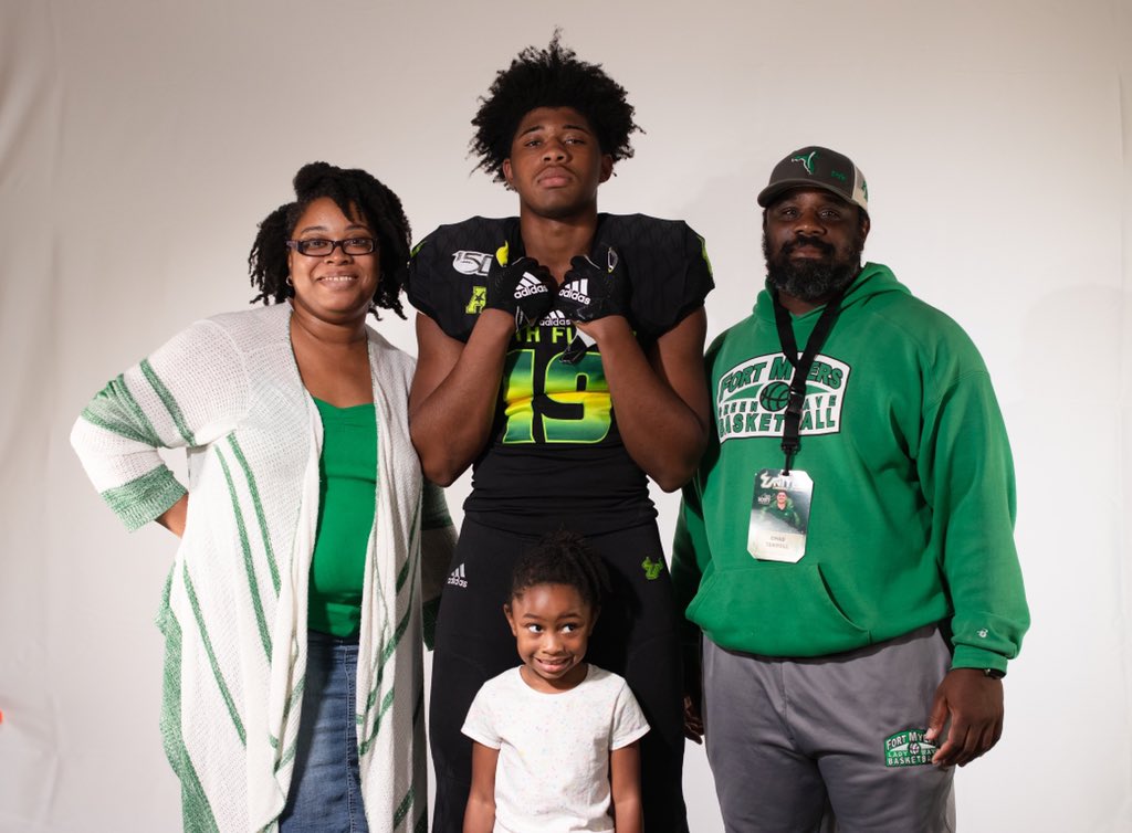 Great visit today at USF‼️💚🐂  #gobulls <a href="/DaQuanBowers91/">Coach Da'Quan Bowers</a> @CoachJules_USF <a href="/CoachSirianni/">Coach Sammy Sirianni Jr. sammyfs@leeschools.net</a> @ejnadelman <a href="/coach_jeffscott/">Coach Jeff Scott</a>