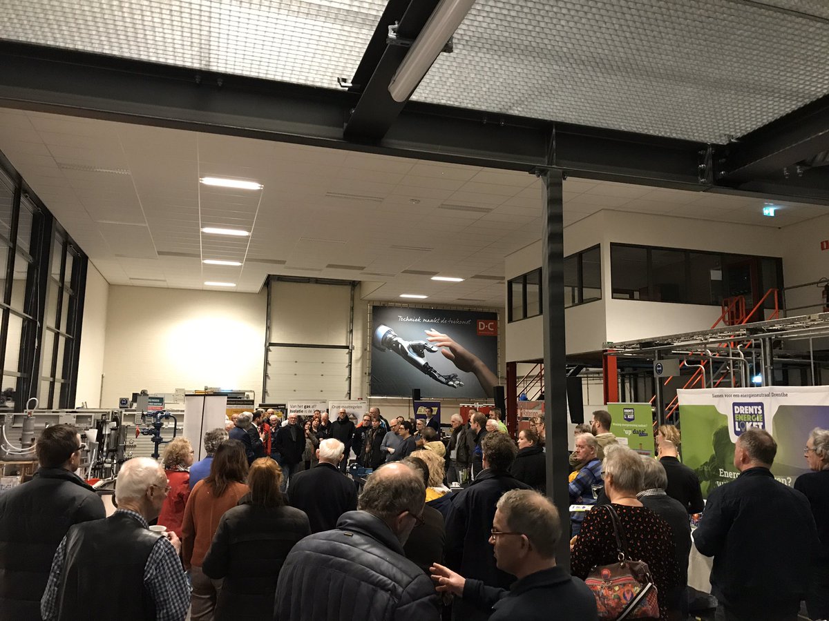 ChristaVedelaar's tweet photo. Mooie opkomst in het Drenthe College! 100 woningeigenaren willen hun woning verduurzamen. Bedrijven en Drents Energieloket helpen inwoners tijdens de wintercampagne. #emmengeeftenergie #verduurzamen https://t.co/RbKkwy5vsc
