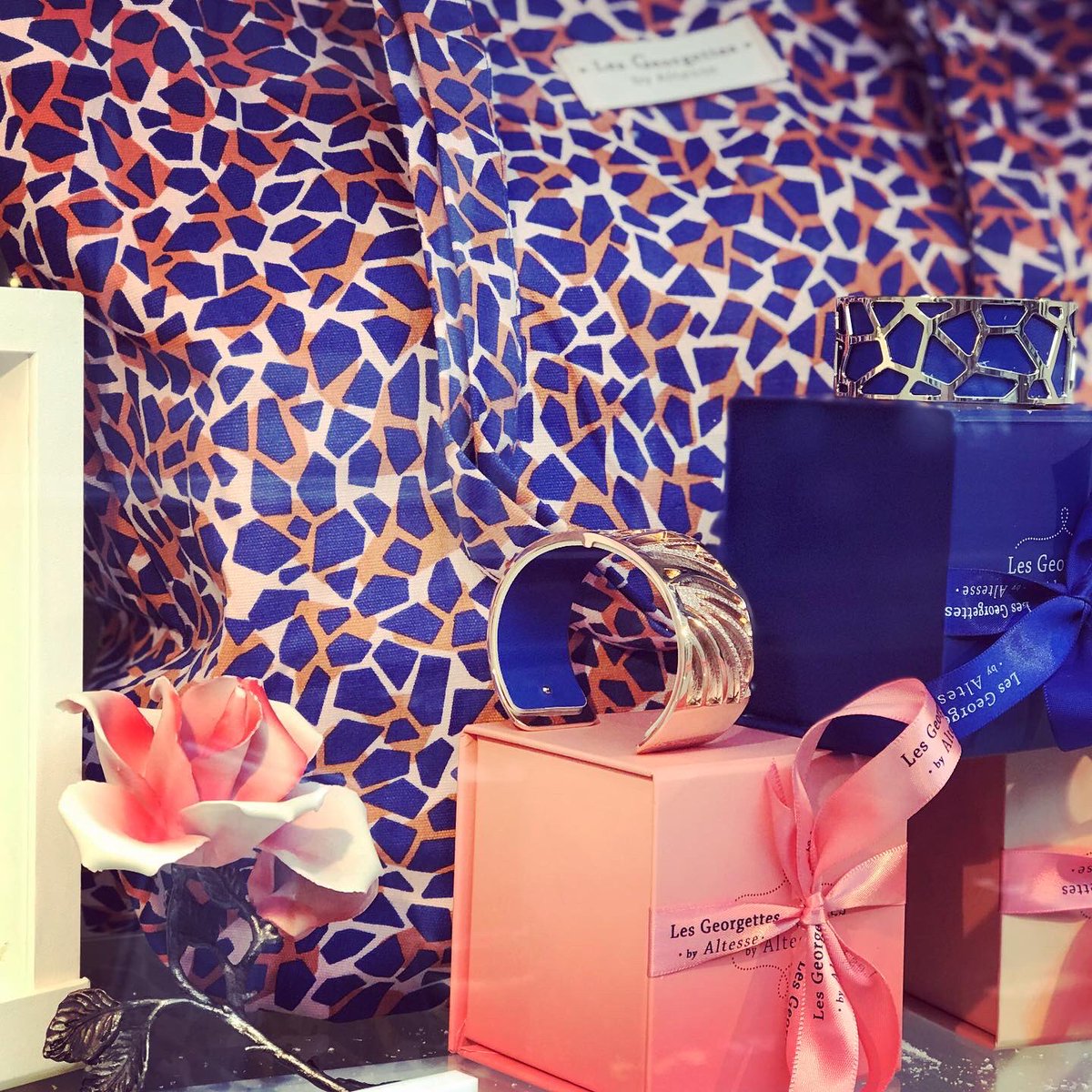 MaggieJJeweller's tweet photo. ☔️🐆🐾On this dreary Thursday...we are here to cheer you up and show off the FREE LIMITED EDITION TOTE BAGS* from @lesgeorgettes_byaltesse - especially for #MothersDay2020 - we think they are #totesamazing - get yours with every purchase of #lesgeorgettes 🐆🐾🌺🐆🐾#tring https://t.co/c9qivd1JqI