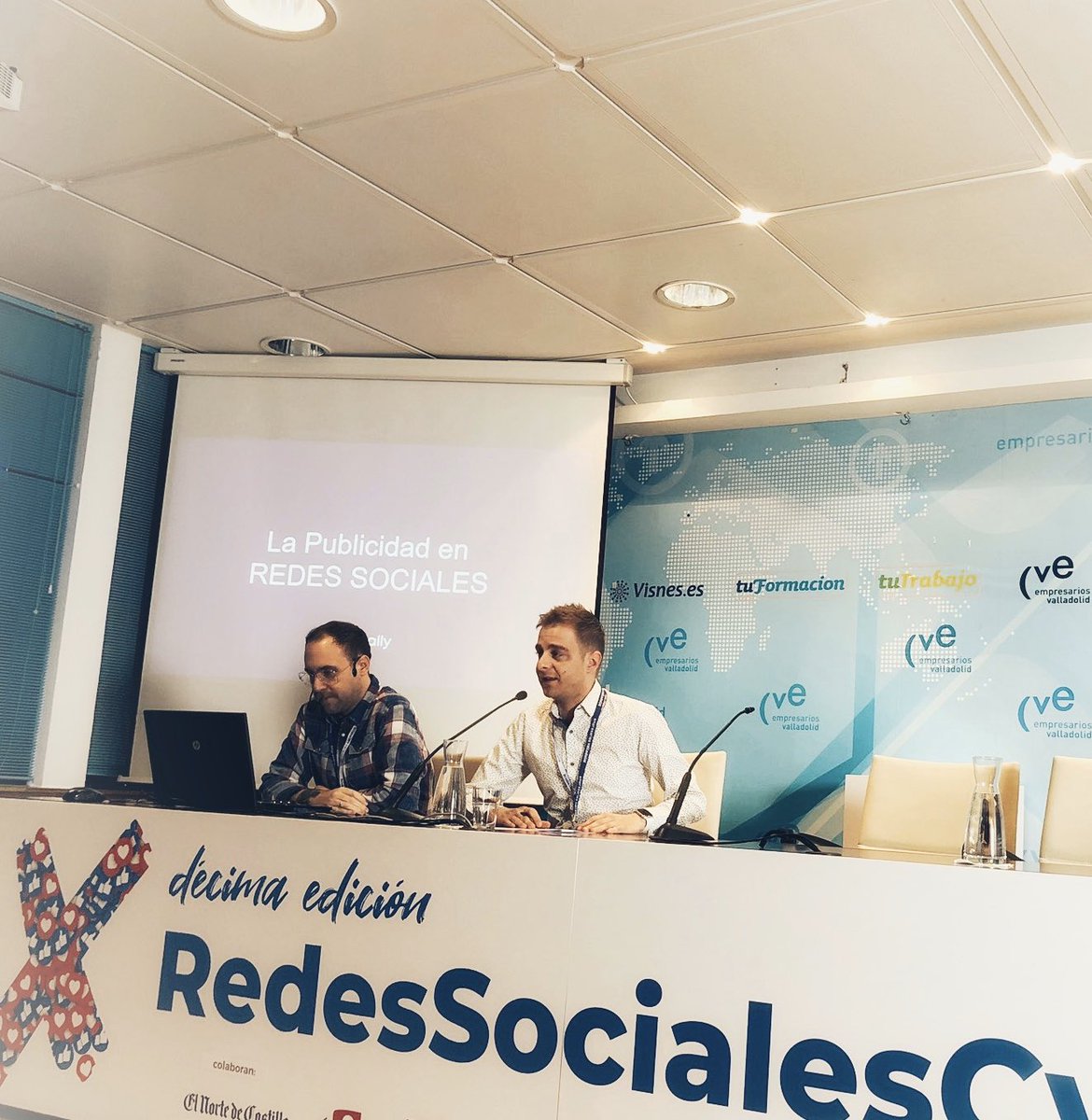 fercal_va's tweet photo. Muchas gracias a todos los ponentes que nos habéis acompañado hoy en #redessocialescyl hablando de #Tecnología #MarcaPersonal #RedesSociales y #ods @xurdecomeron @Pilar_Llacer @gadeaalfonso #anacarazo, Cristina Rivero de @CEOE_ES y Raul Sanchez de @opinno 👏🏻👏🏻👏🏻 https://t.co/6nUustKkT1