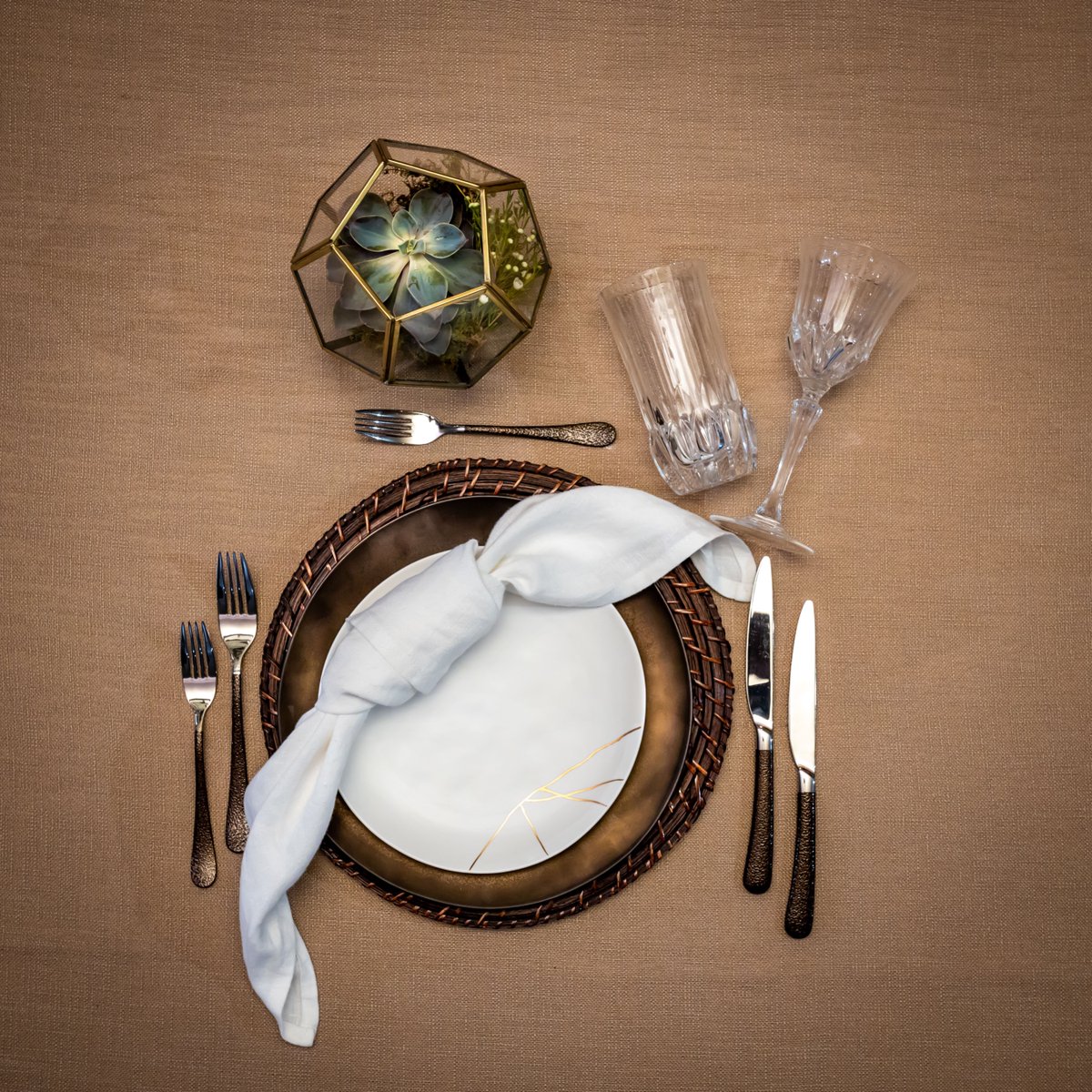 DCRentalVA's tweet photo. A beautiful setting featuring our Wicker Swirl Mahogany Base Plates, Ashford Stemware, and Aeris Hammered Stemware. Safe to say this combination is succulent! florals @greenwed photo @pixelmestudio
#DCR_EventRentals #PartyRentals #EventRentals #DCrentals https://t.co/YJZ3IaLedM