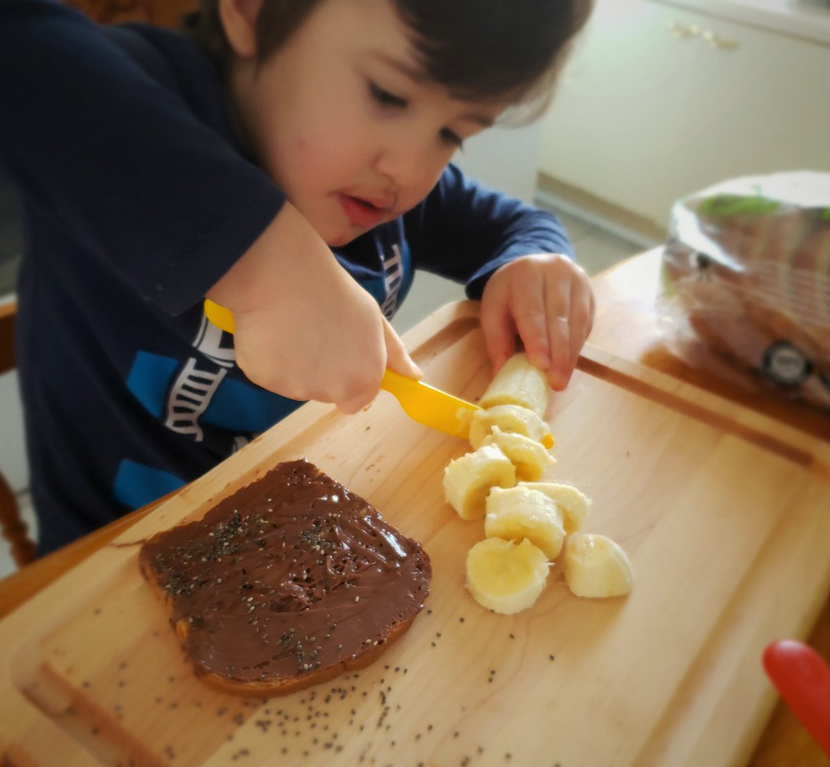 crickbread's tweet image. During spring break, have fun with your kids preparing simple, nutritious and delicious recipes! Ingredients: Crickbread, hazelnut spread with cocoa, chia seeds, bananas and blueberries. You can replace the spread with 100% almond butter and maple syrup. Enjoy!