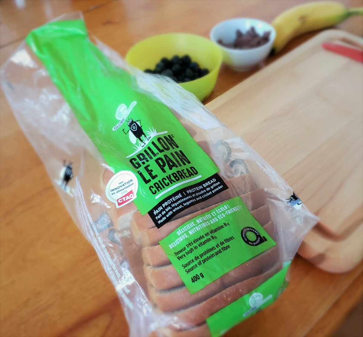 crickbread's tweet image. During spring break, have fun with your kids preparing simple, nutritious and delicious recipes! Ingredients: Crickbread, hazelnut spread with cocoa, chia seeds, bananas and blueberries. You can replace the spread with 100% almond butter and maple syrup. Enjoy!