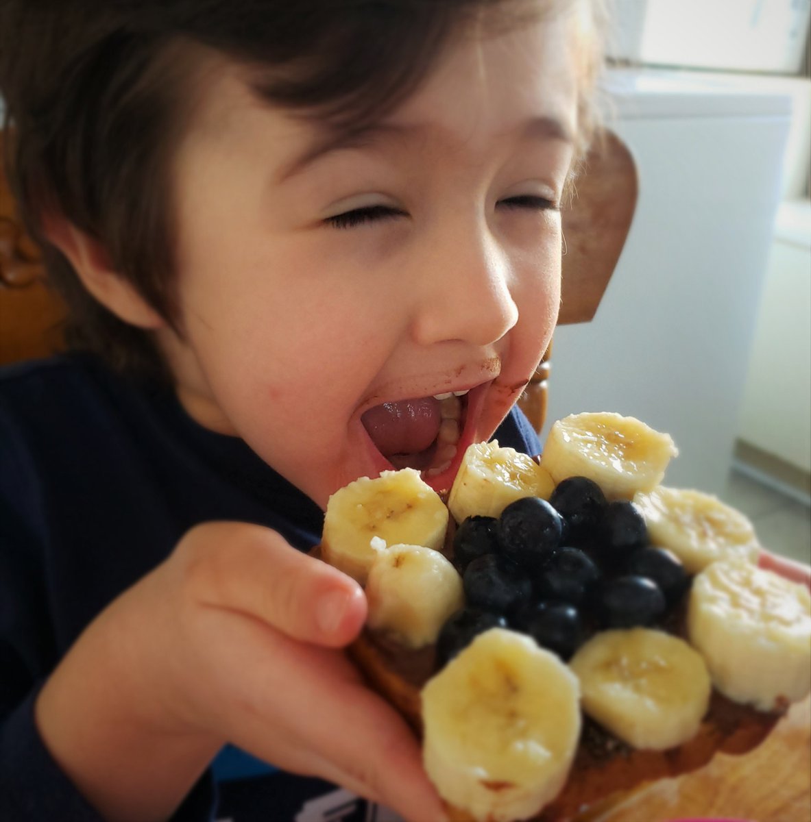 crickbread's tweet image. During spring break, have fun with your kids preparing simple, nutritious and delicious recipes! Ingredients: Crickbread, hazelnut spread with cocoa, chia seeds, bananas and blueberries. You can replace the spread with 100% almond butter and maple syrup. Enjoy!