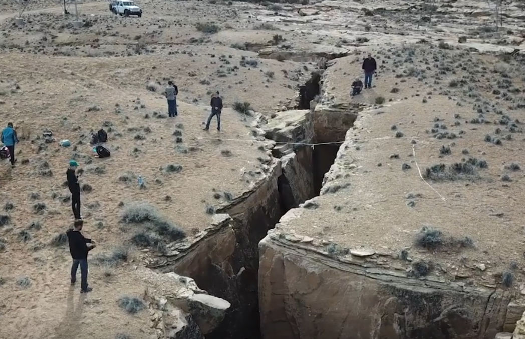 Students from Snowflake Jr. High (Snowflake, AZ) built and deployed a robot to examine bedrock fractures (1000s of feet long, up to 500 feet deep) near Winslow, Arizona.  #scicomm #geohazard youtube.com/watch?v=mgc2nt…
