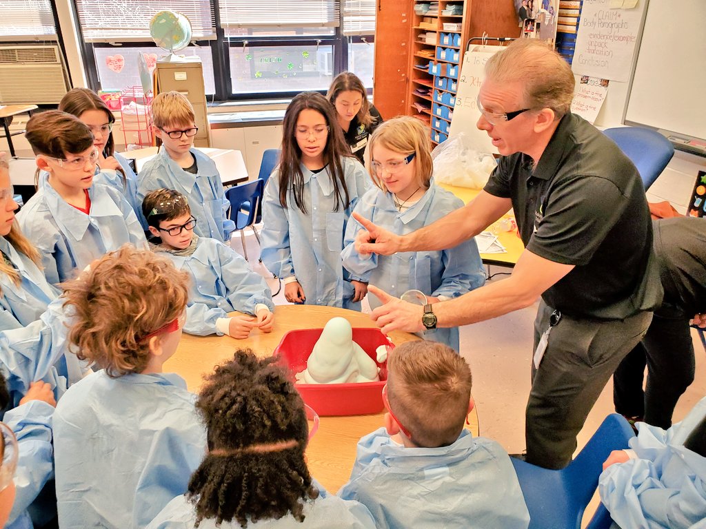 MSD_iSTEM's tweet photo. #MakingScienceMakeSense
Thank you @Bayer #scientists for visiting @MSD_iSTEM students today at #NormandyPark. Engaging students in hands on science with real professions is one of the many #MSDadvantage https://t.co/wjp2pgMAzJ