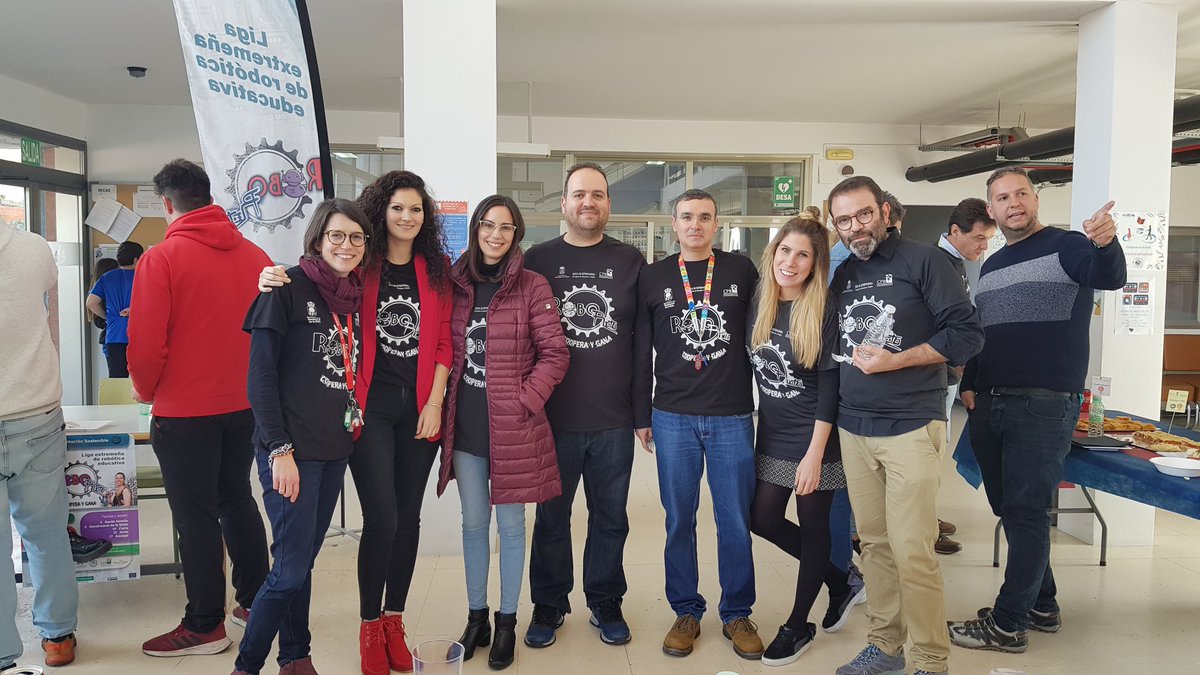 iesalbalat's tweet photo. El equipo IES Albalat al completo. En la foto también está el asesor de @InnovacionForm Jesús Jiménez. Hoy ha sido uno de los nuestros, y esas cosas son las que nos encantan en el @iesalbalat. Siempre sumando, hoy en el #RoboReto. #TrabajoEnEquipo https://t.co/rMPl6Nksjy