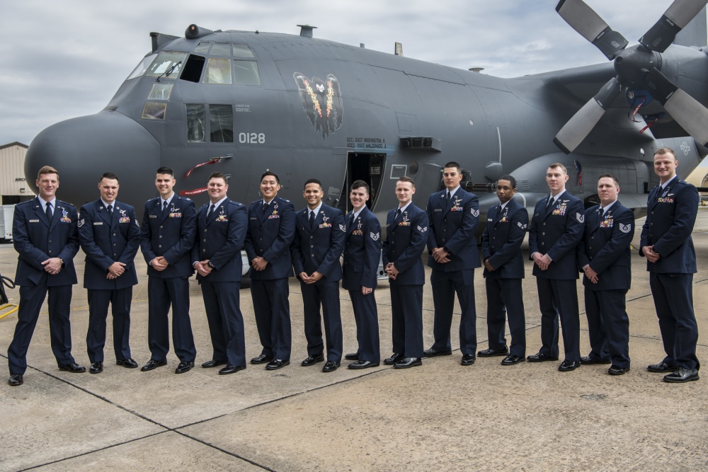 AFSpecOpsCmd's tweet photo. It's #C130Thursday! 14 Air Commandos with the 4th SOS were presented 2 Distinguished Flying Crosses and 12 Air Medals by Lt. Gen. Jim Slife. The AC-130U Gunship crew was recognized for their battlefield coordination during a nine-hour mass casualty firefight from April 3-4, 2019. https://t.co/zITGbFSRYY