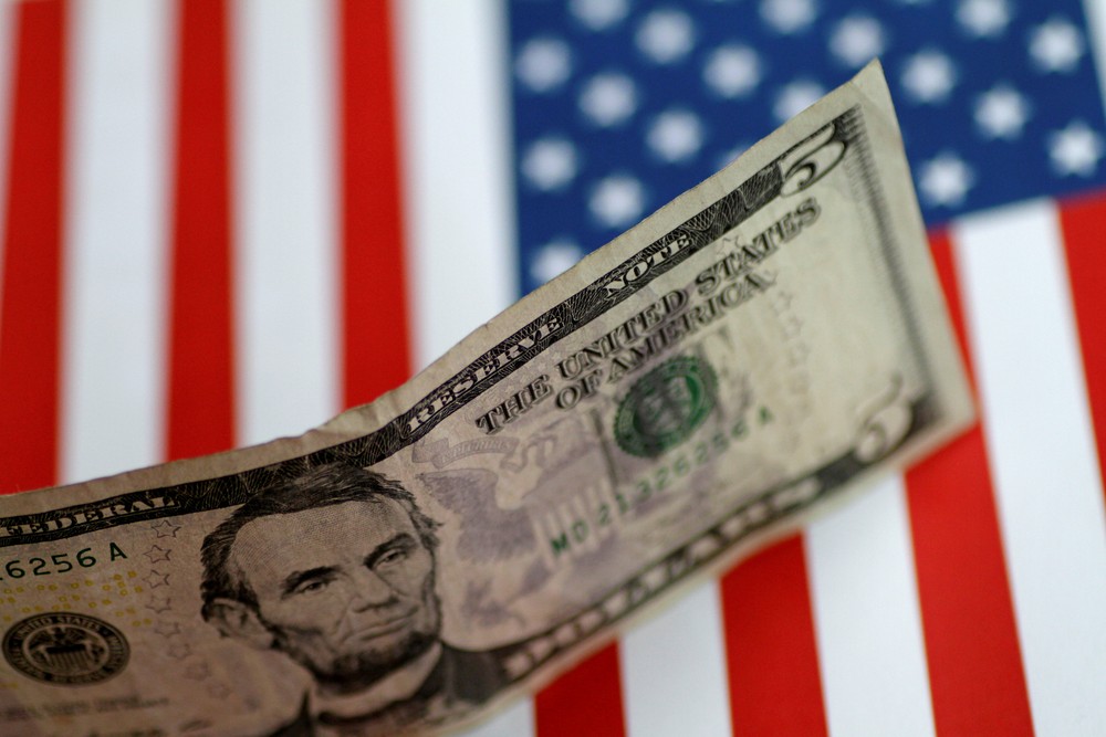 g1's tweet photo. Dólar sobe pela 12ª sessão seguida e fecha a R$ 4,65 ==> https://t.co/ZS7wSztNfd #G1 https://t.co/69vpOhEsGU