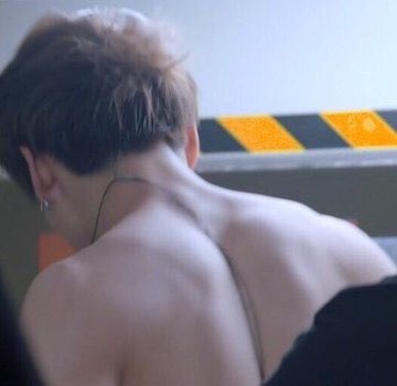 adoresjks's tweet photo. jungkook’s sexy &amp; muscular back ; an important thread https://t.co/GI77DC5PmQ