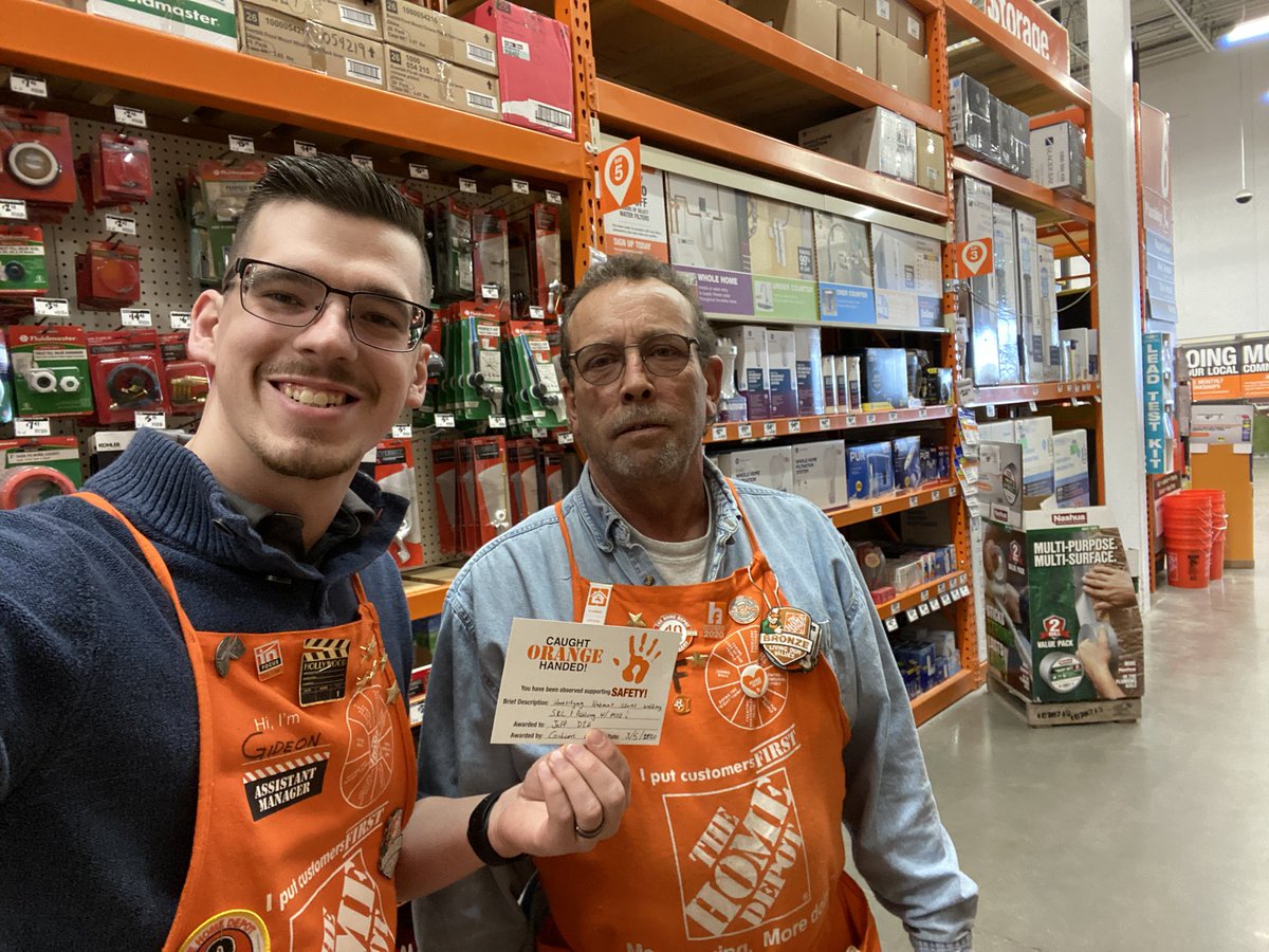 gideonmkerr's tweet photo. Awesome job to Jeff in D26 and Joan in D24 identifying safety issues in their aisles walking their SRC this morning! @DepotHawkins #SafetySelfieNP #SafetyisPersonal #D61Safe https://t.co/XslAtjdWkM