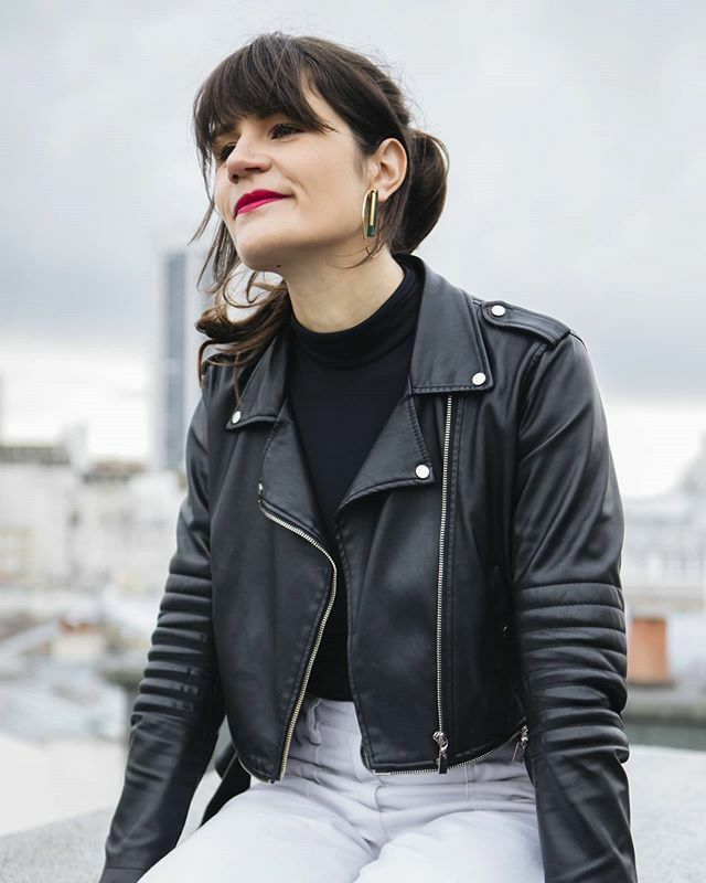 "Ça serait bien que tu fasses des photos de looks avec tes bijoux et ta tête " .
Il m'a fallu 4 ans, un peu de self love, des astuces de @deedeeparis, une envie de s'enfermer dans un placard le jour même, une @claraferrandparis douce, patiente et talentueuse et nous y voilà …