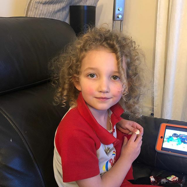 sparkly_mummy's tweet image. I love her hair so much, the curls always go crazy when it’s rainy/damp ! #curlyhair #curlygirlsrock #curlygirl #curlyhairdontcare ift.tt/2TrwwhC