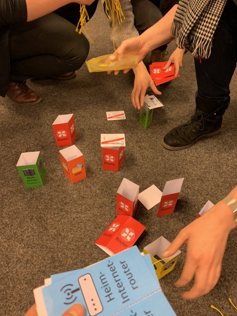 belden_trixi's tweet photo. Heute im #Fachseminar #Sachuntericht: #Mobilität. Um eine andere Perspektive aufzuzeigen, habe ich den #LiVD den #Internetversteher von @IT2School vorgestellt. Schließlich ist man ja im Netz auch mobil. Spannend, wie unterschiedlich Kinder und Erwachsene an den Aufbau gehen. https://t.co/5fyfgJCmRK