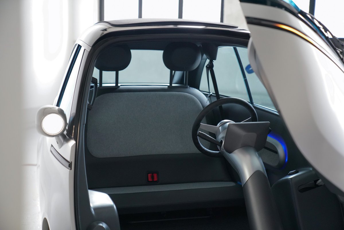 AutomovilMex's tweet photo. El #Microlino 2.0 es un microauto obviamente inspirado en el #BMW #Isetta, tiene un eléctrico que le permite viajar a 90 km/h, alimentado por paquetes de baterías que le dan un rango de 125 y 200 km. El precio inicial es de €12,000 ($265,000 pesos). #NovedadesAP #AutoshowAP https://t.co/asti7ExaSl