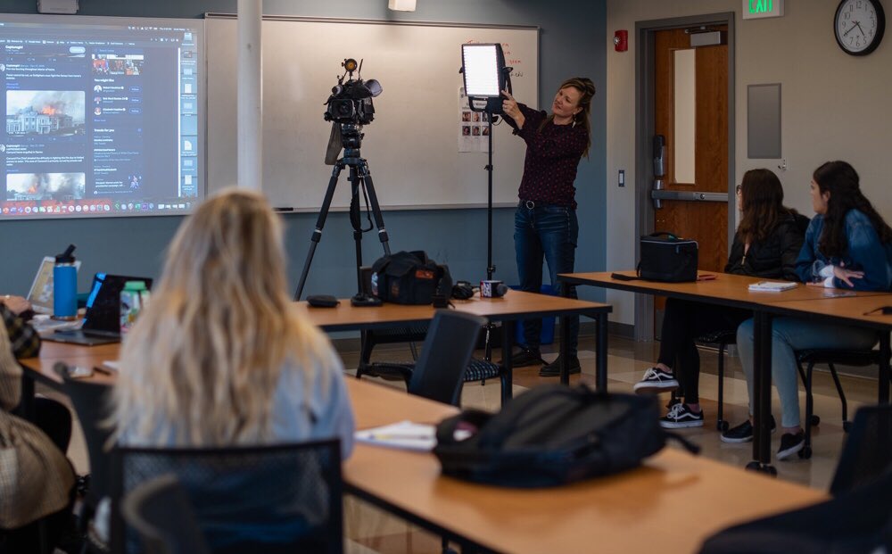 Spent a great afternoon representing <a href="/Boston25Photogs/">Boston 25 Photographers</a> at  <a href="/UofNH/">University of New Hampshire</a> with the <a href="/UNHJournalism/">UNH Journalism</a> class led by <a href="/Ripleyvideo/">Scott Ripley</a> 

Had the chance to speak to journalism students about the news business &amp; how we at <a href="/boston25/">Boston 25 News</a> work to serve our viewers.

#Boston25
#Boston25Photogs
#UNH