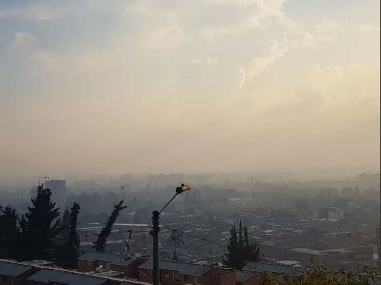 pulzo's tweet photo. #ATENCIÓN Contaminación no da respiro en Bogotá: alerta amarilla ambiental en toda la ciudad https://t.co/2185HZUvUa https://t.co/WvnsK4TSfD