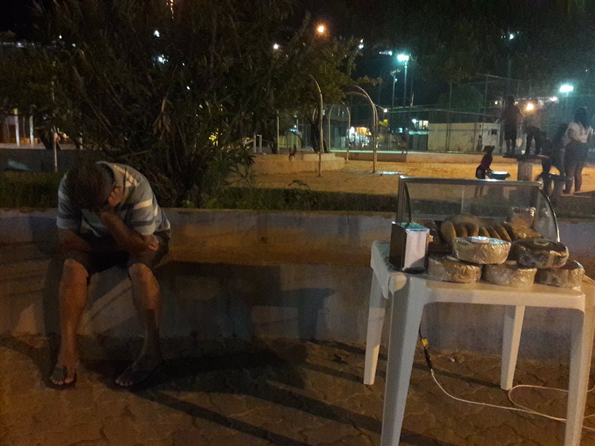 Na_telia's tweet image. Esse homem da foto é meu pai, homem simples que já tentou de tudo nessa vida, 
Já foi pedreiro, já tentou ser vereador kkk, já tentou ser famoso, já foi manteiro e até cobrador de ônibus. Infelizmente, nesse último emprego dele, ele foi despedido
E o último salário dele +