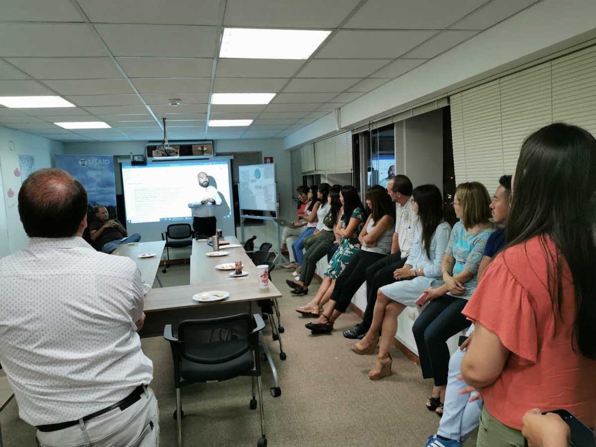 wachoaguirre's tweet photo. Hoy hemos analizado en la oficina los retos que aún enfrentan las mujeres en la vida. Normas y reglamentos hay, lo que falta es aplicarlas y meterle harto empuje a la educación. #contentitos #NoSeCelebra #SeConmemora #ProBosques #conmemorandoDiaDeLaMujer https://t.co/U7mArV3fMj