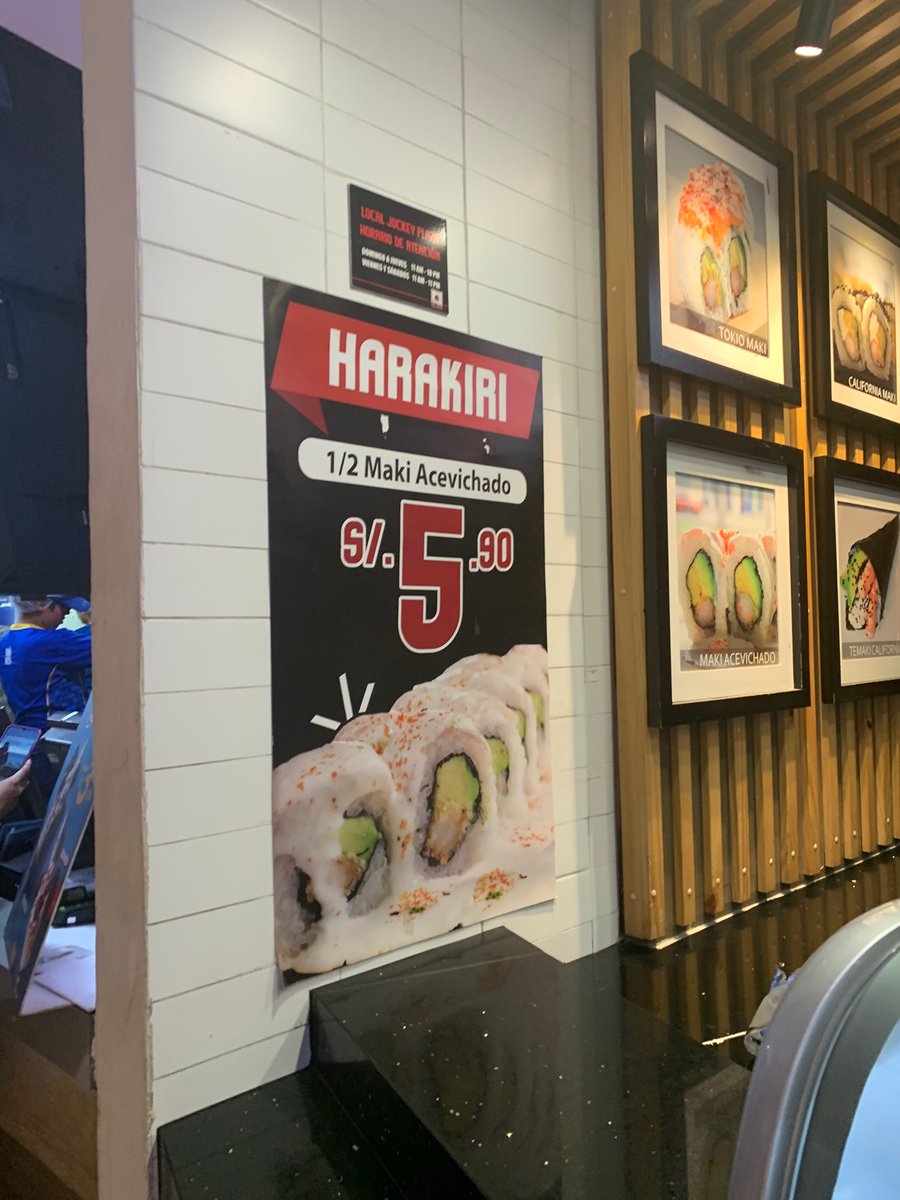 sararobcos's tweet photo. @MR_SUSHI_PERU está haciendo publicidad engañosa en el @jockeyplaza  ponen un cartel enorme con un precio, el personal dice que es solo hasta las 6, lo que ¡no esta indicado! Dicen que no es engañosa porque ellos mismos te avisan ¿que clase de servicio es ese? https://t.co/QbiBo3a2Yw