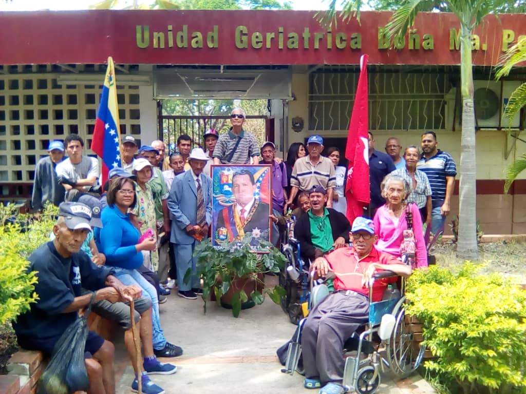 #InassAlDía
Adultas y adultos mayores de diversos centros residenciales y ambulatorios del INASS a nivel nacional, se unieron en amor y lealtad para rendir homenaje al Comandante Eterno Hugo Chávez.
#ConChavézLealesSiempre
<a href="/NicolasMaduro/">Nicolás Maduro</a> <a href="/gladysrequena/">Gladys Requena</a> <a href="/vmsfelicidad/">Viceministerio para la Suprema Felicidad Social</a> <a href="/VSocialT/">Vicepresidencia Social y Territorial</a>