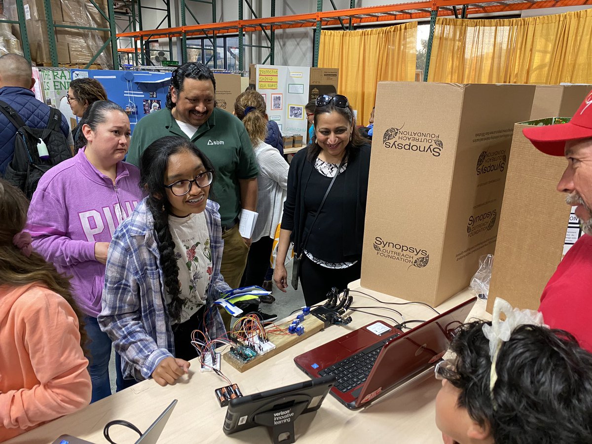 MsGrunewald's tweet image. @FischerSaints getting set up for the @AlumRockUnion #STEAM Showcase at @RAFTBayArea and the prosthetic arm is already popular! #dpvils #fmslearning