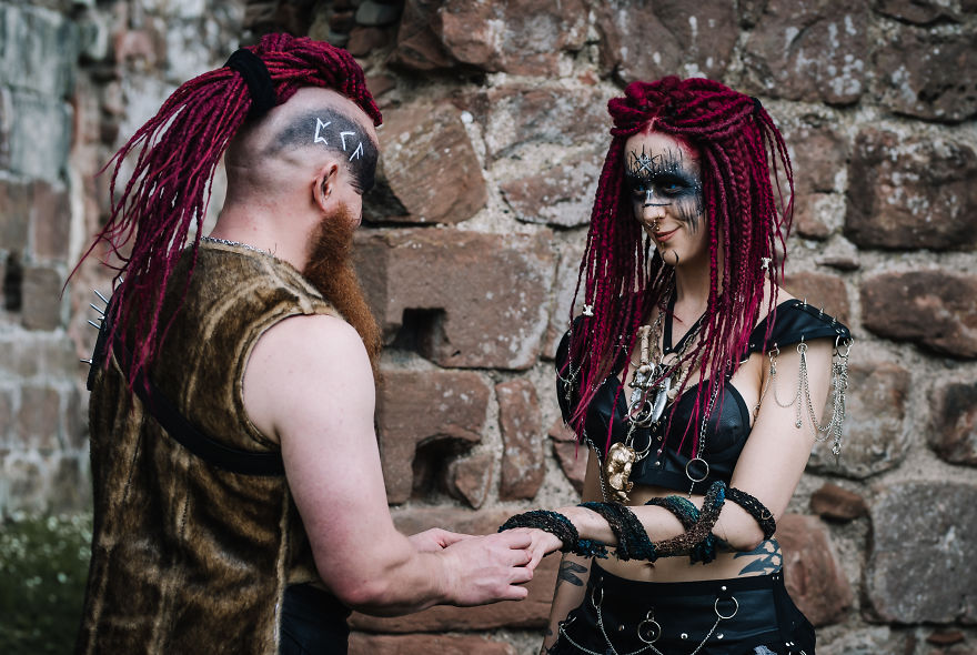 あーつ これは現代のイギリスです めでたく結婚したケニーさんとアナさんに友人達からウェディングフォトのプレゼント 様々な準備に半年かけた テーマはポストアポカリプス ヴァイキングの結婚式 心霊スポットで有名なモートン コルベット城廃墟で撮影