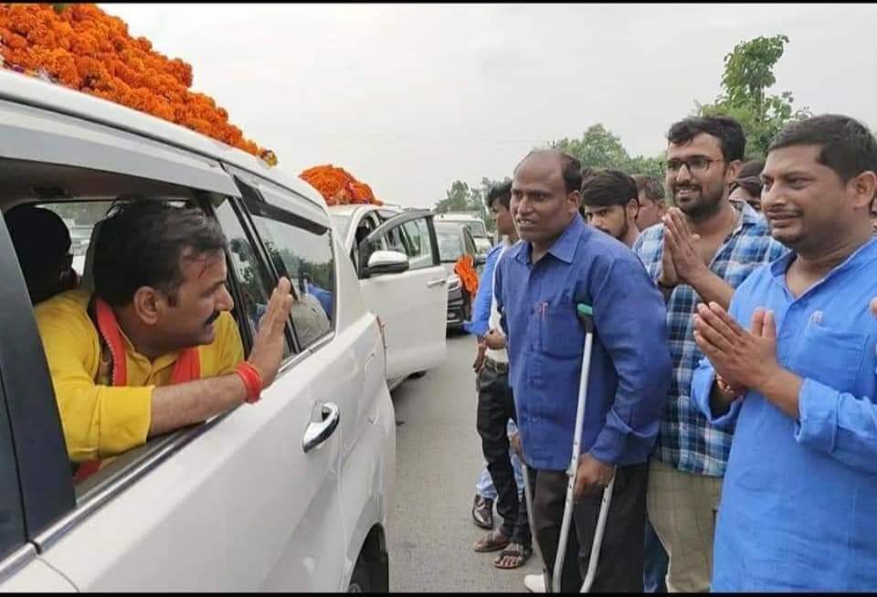 उत्तर प्रदेश की आवाज (@pranveerpathak2) on Twitter photo #न्यायमांगेयोगीजीकेशिक्षामित्र
ह्रदय को द्रवित कर देनें वाली तस्वीर
आंखों में आँसू आ गए है हमारे साथी #शिक्षामित्र कैसे याचना भरी निगाहों से देख माननीय बेसिक शिक्षा मंत्री जी से विनम्र प्रार्थना कर रहे है कि हमें बचा लीजिये ।
<a href="/PMOIndia/">PMO India</a>
<a href="/myogiadityanath/">Yogi Adityanath</a>
<a href="/drdwivedisatish/">Dr Satish Dwivedi</a> #न्यायमांगेयोगीजीकेशिक्षामित्र
ह्रदय को द्रवित कर देनें वाली तस्वीर
आंखों में आँसू आ गए है हमारे साथी #शिक्षामित्र कैसे याचना भरी निगाहों से देख माननीय बेसिक शिक्षा मंत्री जी से विनम्र प्रार्थना कर रहे है कि हमें बचा लीजिये ।
<a href="/PMOIndia/">PMO India</a>
<a href="/myogiadityanath/">Yogi Adityanath</a>
<a href="/drdwivedisatish/">Dr Satish Dwivedi</a>