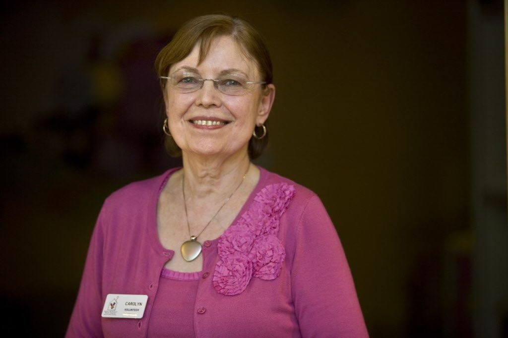 6DesignBr's tweet image. Em 1971, a estudante Carolyn Davidson fez a marca da Nike por US$ 35 (R$ 157,50). Em um contorno minimalista de uma asa em voo, ela conseguiu criar uma dos logotipos mais famosos do mundo. 6designbr.com/2020/03/caroly…