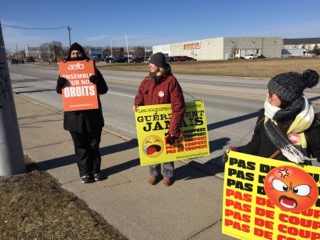 aefo_unite63's tweet photo. Merci aux membres de #AEFO63 à Windsor et surtout à M Greg Donais pour les affiches ! #ENSEMBLEPOURAGIR #Ensemblepournosdroits https://t.co/tij36U7ean