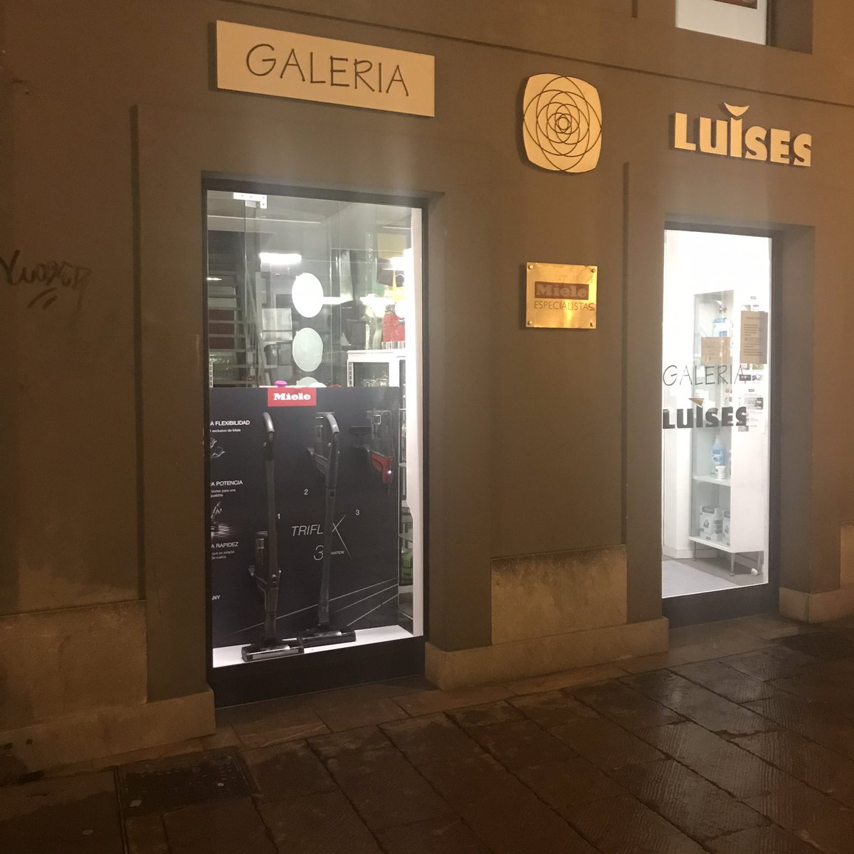 Luises_Design's tweet photo. ¡Ya está está en Oviedo! La auténtica revolución en la limpieza. El nuevo aspirador SIN CABLE de Miele. En tu tienda Miele en la Calle Magdalena nº25 en Oviedo. @MieleEspana #novedad https://t.co/TSdOaIRJrs