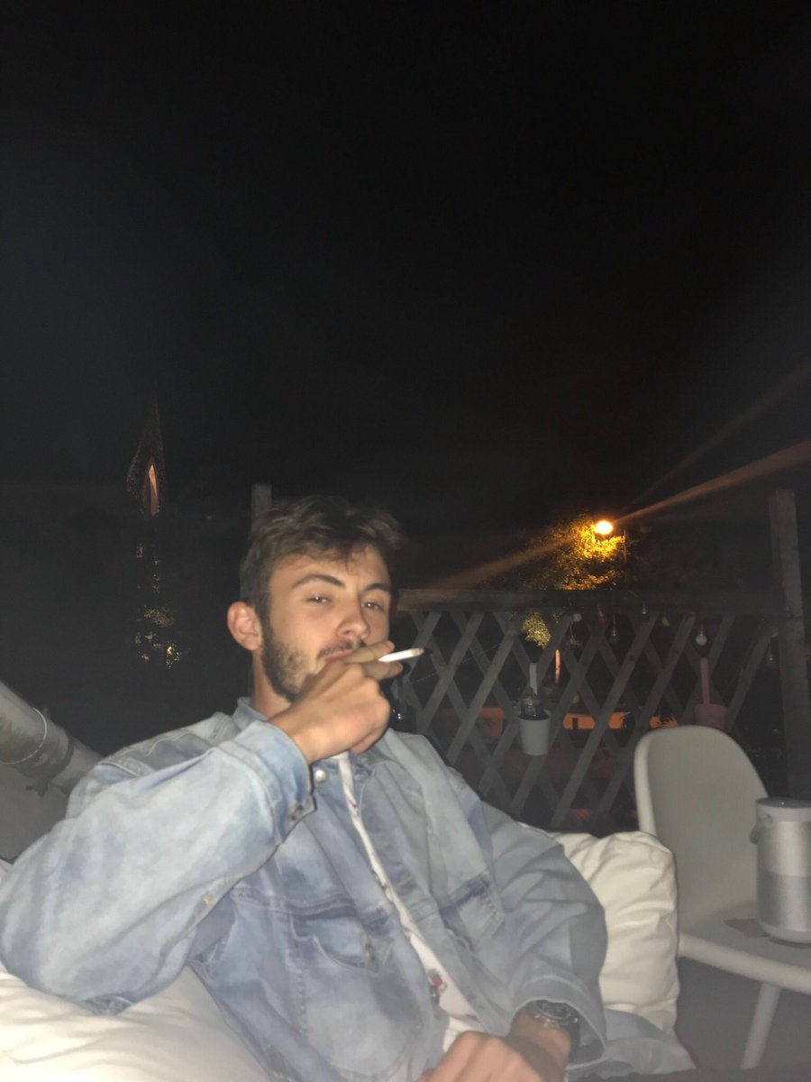 valentdeux's tweet photo. 4 photos de moi où j’suis extrêmement frais (un peu comme toutes les photos de moi) avant d’aller dormir, bisous la miff. https://t.co/XJJcTLZqZB