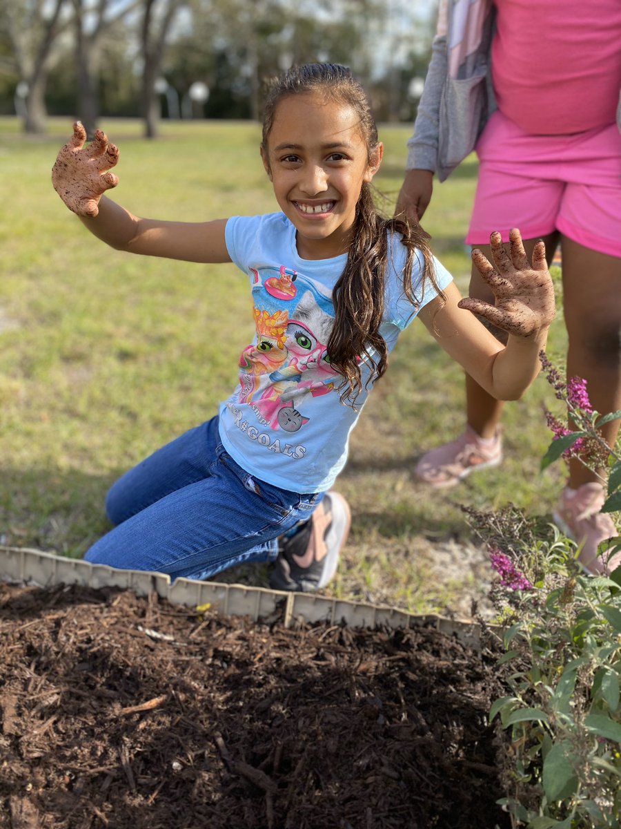MsMahler_OCPS's tweet photo. Our GOTR team isn’t afraid to get their hands dirty! Today they helped beautify the Lockhart garden! @LockhartesO https://t.co/rotCwhmIUd