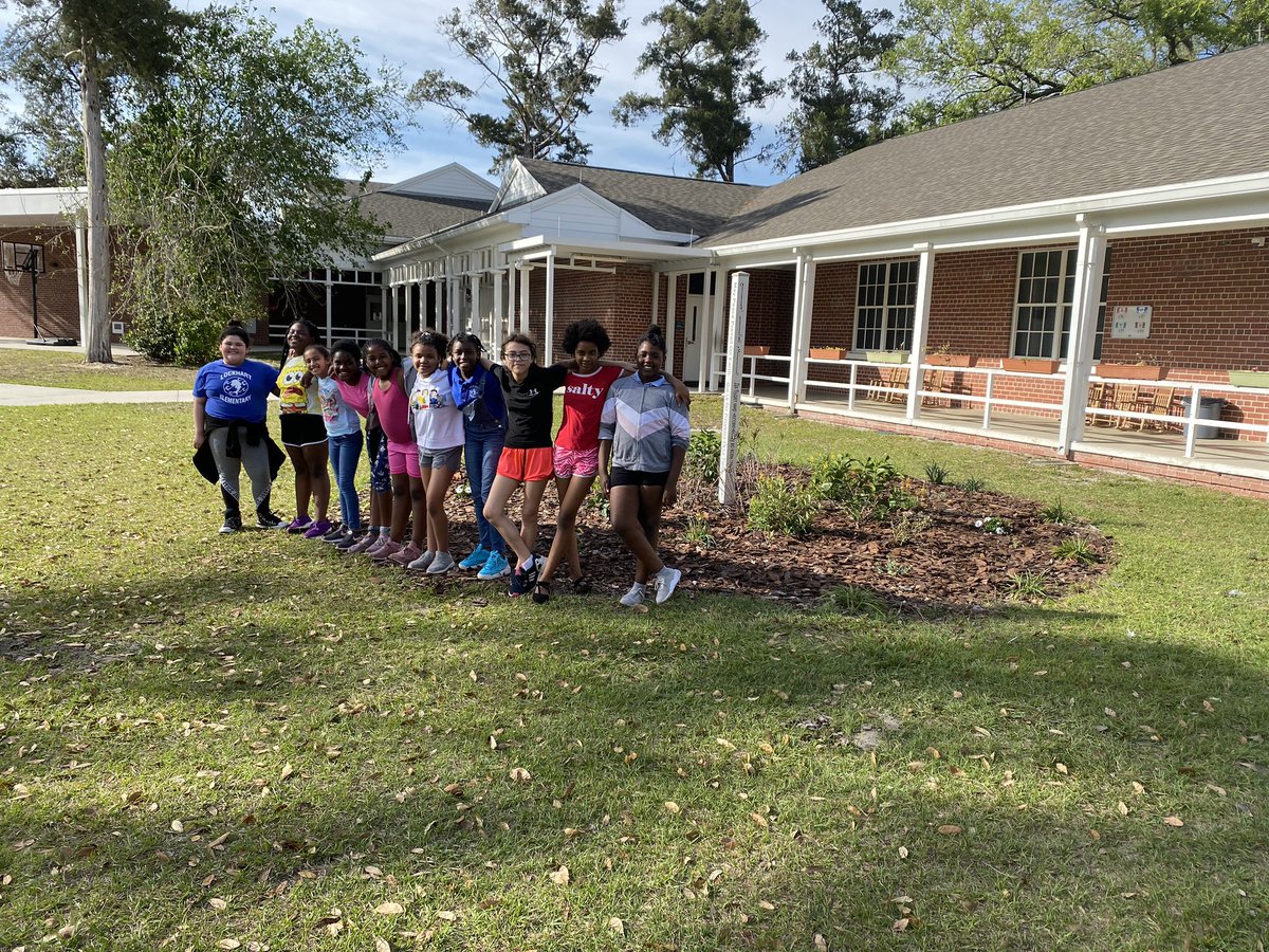 MsMahler_OCPS's tweet photo. Our GOTR team isn’t afraid to get their hands dirty! Today they helped beautify the Lockhart garden! @LockhartesO https://t.co/rotCwhmIUd