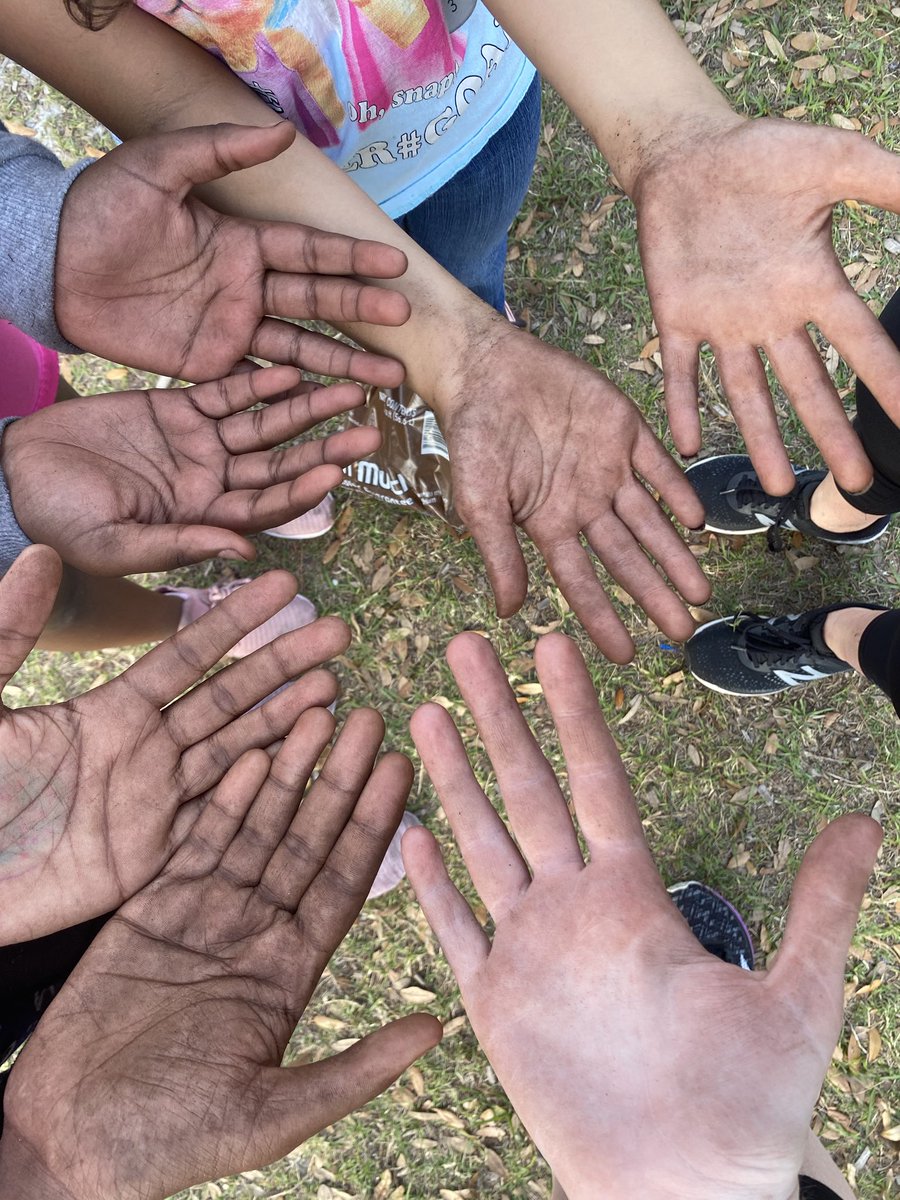 MsMahler_OCPS's tweet photo. Our GOTR team isn’t afraid to get their hands dirty! Today they helped beautify the Lockhart garden! @LockhartesO https://t.co/rotCwhmIUd