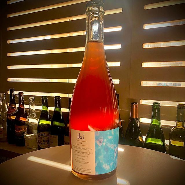 Give us wine with a dose of sunshine! Spring vibe practically beaming through this beautiful, sparkling, orange-leaning rosé. MÜ is a co-fermentation of Muscat and Riesling that is surprisingly low on sugar (blame it on this year’s Muscat yield) landing … ift.tt/2vHgSWc