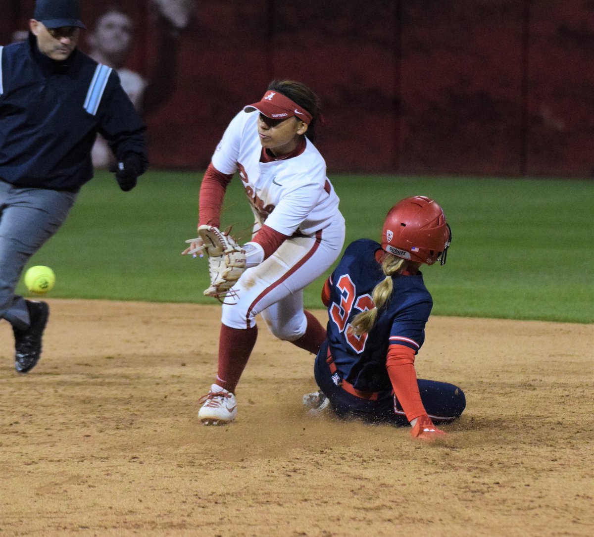 ArizonaSoftball's tweet image. In 20 games, the Wildcats have stolen 21 bases in 22 tries, already eclipsing 2019's 64-game total of 14 steals.

@b3lladayton is 7-7 on the basepaths, already tied for the most by a freshman since Ashleigh Hughes (9) in 2015.

#VroomVroom 🏃‍♀️