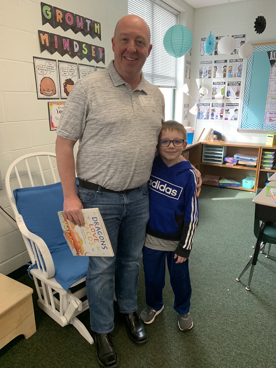 JonesFairway's tweet photo. Mystery Reader #2...... Mr. Flowers! 📚 https://t.co/YTNJskL5Xs