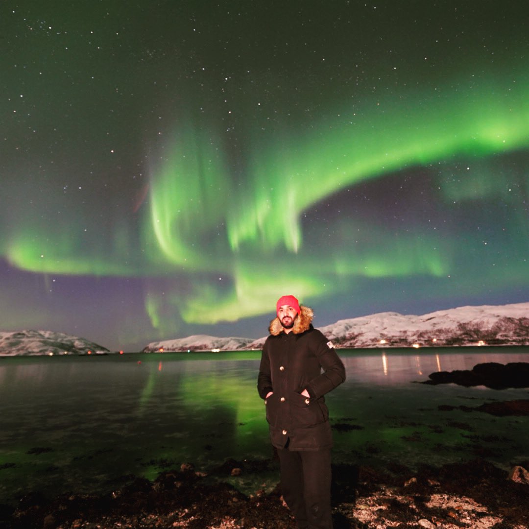 عن الامور التافهة مكان ظلمة اجواء بااارده هدووء ماتشوف الا سمًا سودا وفيها ألوان اضواء الشفق بجميع ألوانه  المنظر يهز بدنك ويجيك خشوع من عظمه الخالق 🙏ㅤㅤㅤ
شفت الشفق القطبي مرات عديده في جميع ألوانه لكن كلما مره اطلع لرصده كأني ما شفته ولامره دائماً الأشياء الطبيعة .