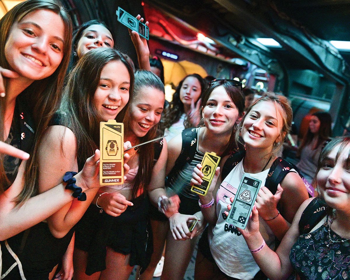 Funtime15's tweet photo. ¡Bienvenidas a la Tierra de las Galaxias dentro de Hollywood Studios! Increíble recorrer y descubrir este lugar con las chicas de #FuntimeFebrero2020 #HollywoodStudios 
¡¡Vayan preparándose para el 2021 que será el 50ª Aniversario de los Parques, y habrá muchísimas sorpresas!! https://t.co/wM1FedWy5r