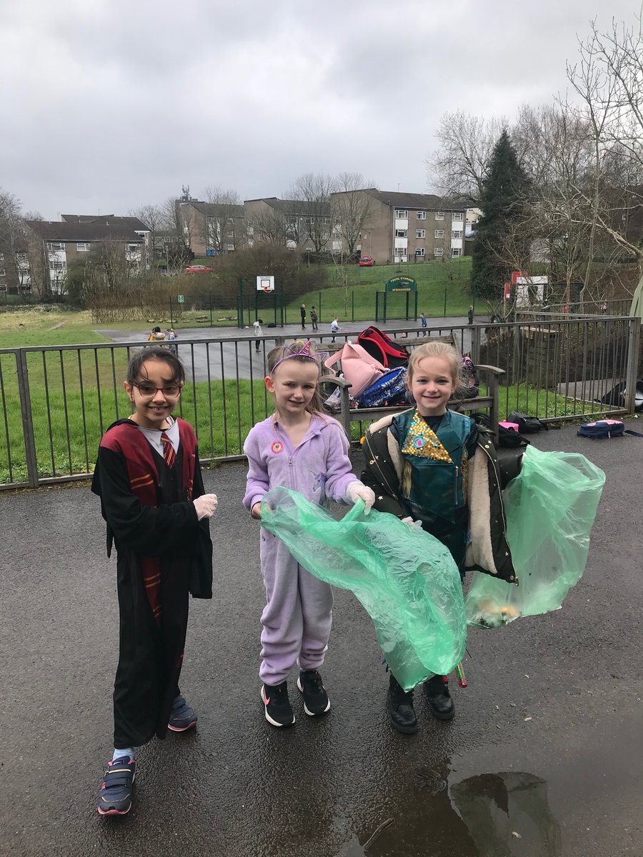 Springwood_Prm's tweet image. #springraglan This weather won’t stop year 3 from keeping our school play ground litter free. Well done to the pupils involved. Miss Obrien