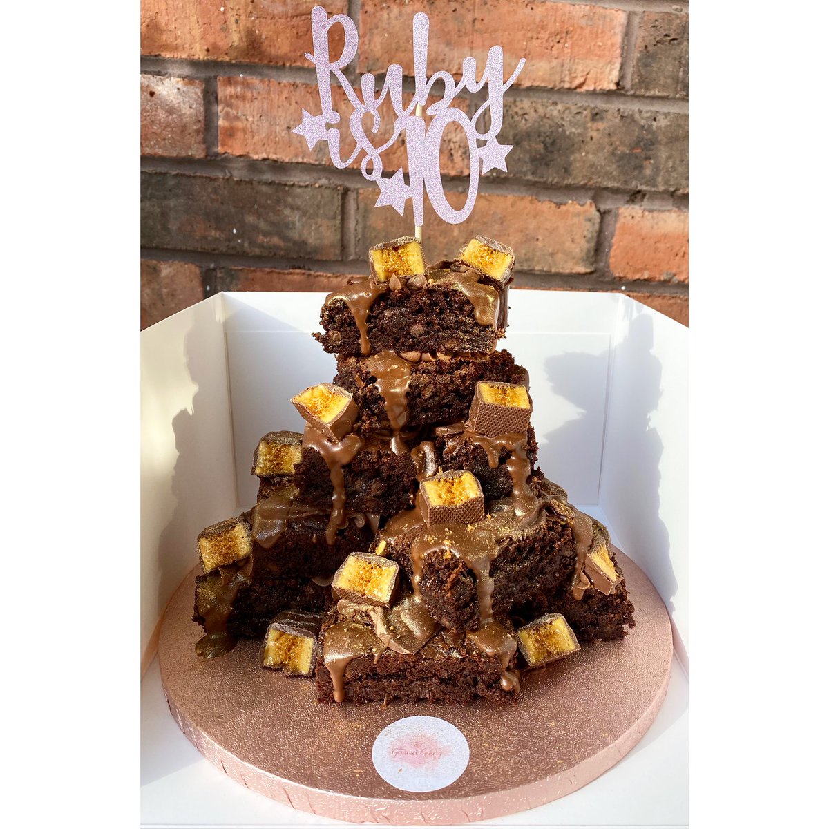 ohmygourmet's tweet photo. This has 0 calories I promise🙃🍫😏 
What would you choose to have on your Brownie Stack?! #thegourmetcakeryco #cakes #brownies #blondies #browniestower #browniestack #chocolate #crunchie #cadbury #chocolateorange #caketopper #thursday #thursdaythoughts #thursdayvibes #cakedrip https://t.co/02GTXsreOB