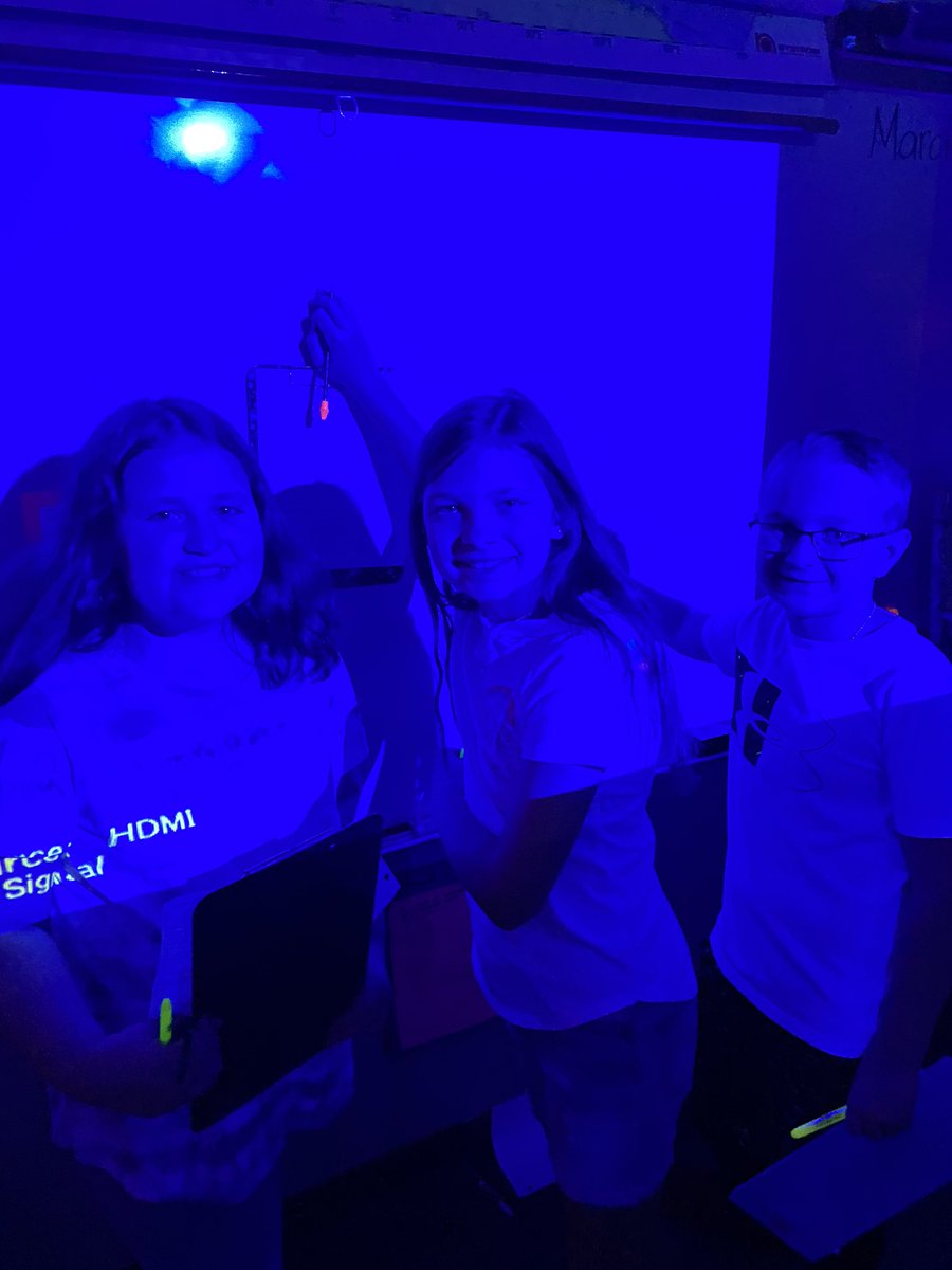 AmyBarner2's tweet photo. The fun continues! Our editing skills are BRIGHT!!! @ingiasaxton #brockisd #brockintermediate #barnerbunch4th https://t.co/wlm6gnXA2B