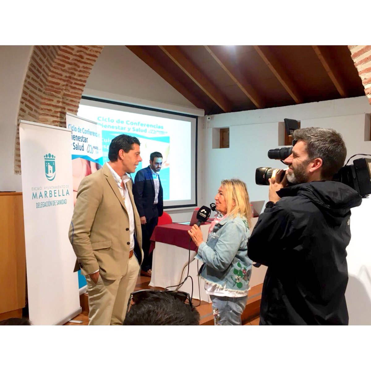 MarbellaCuida's tweet photo. Terminada la 2 #charla éxito de nuevo
Dr M Ángel Rodríguez @quironsalud #quironsaludmarbella ha explicado de una forma cercana la anatomía de la columna y dolencias
Qué os ha parecido?
@Ayto_Marbella @DTeralEVENTOS @AngelesMunoz_ @LisandroVieytes 
#marbellacuida2020 #espalda https://t.co/IDL7V0nRTi