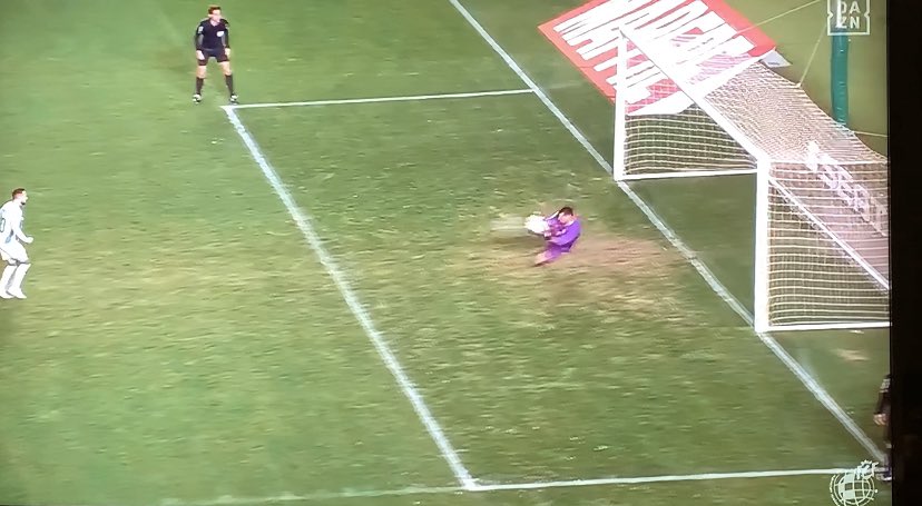 Que a nadie se le olvide que el Athletic Club de Bilbao ha llegado a la final de la Copa del Rey porque pasó una eliminatoria frente al Elche con este penalti parado.

V E R G Ü E N Z A