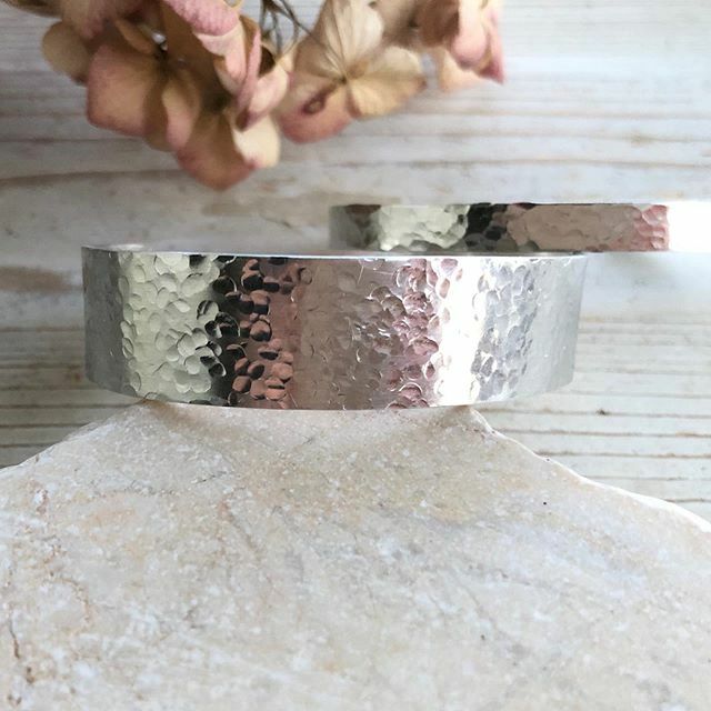 ZetaemmeDesign's tweet photo. Here is a close up photo of my hammered bangles, have I told you they are now listed? I love how the polished surface reflects light like a thousand little mirrors ✨✨ https://t.co/W3Z2h1DW4z https://t.co/TypT9mFygG